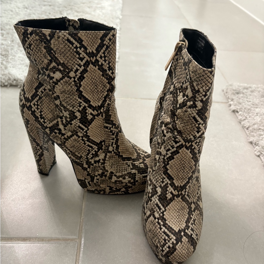 Steve Madden Cream and Black Heeled Boots